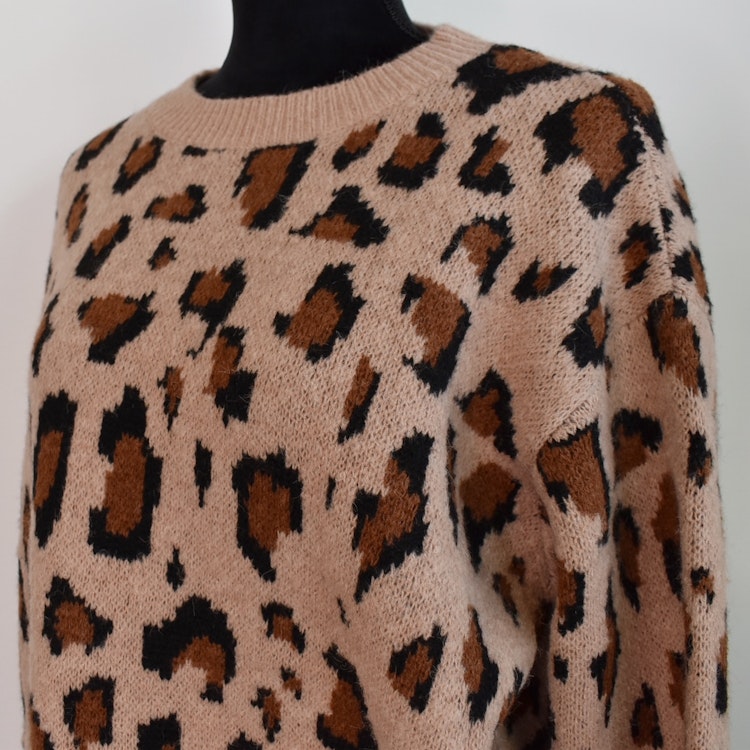 Stickad Tröja Recycled LEOPARD