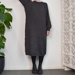 Stickad Klänning Recycled MÖRKGRÅ