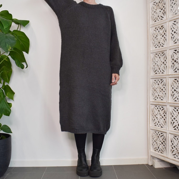 Stickad Klänning Recycled MÖRKGRÅ