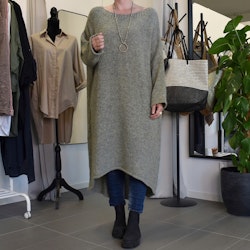 Stickad klänning Over Sized Jessie SALVIA - Stajl Agenturer
