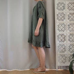 Kort linneklänning med volang KAKI