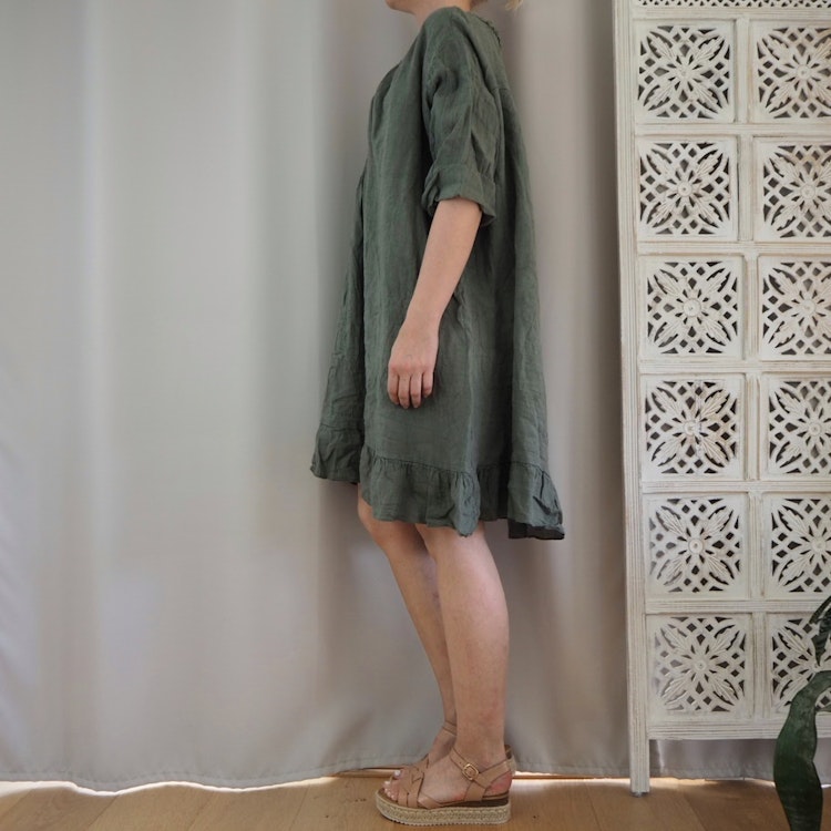 Kort linneklänning med volang KAKI