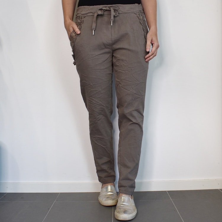 Stretchig Byxa med Spets TAUPE