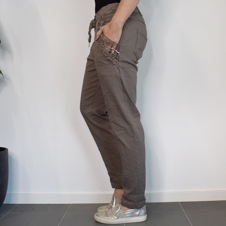 Stretchig Byxa med Spets TAUPE