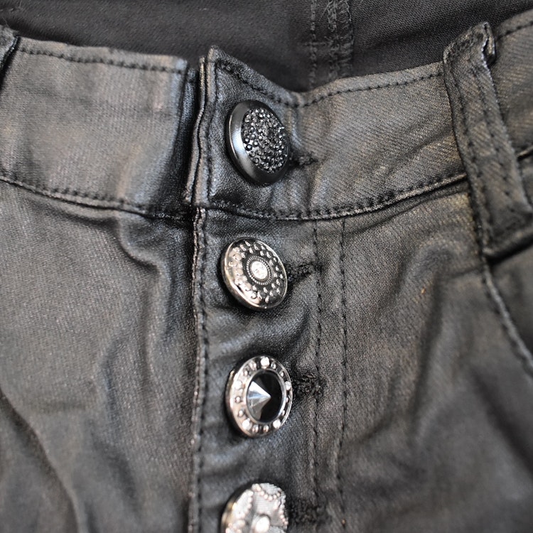 Jeans Vaxade med dekorativa knappar SVART - Place du Jour