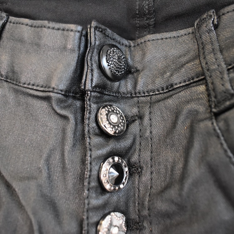 Jeans Vaxade med dekorativa knappar SVART - Place du Jour - En Slags  Verklighet