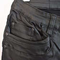 Jeans Vaxade med dekorativa knappar SVART - Place du Jour