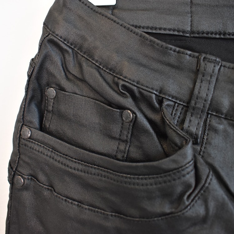 Jeans Vaxade med dekorativa knappar SVART - Place du Jour