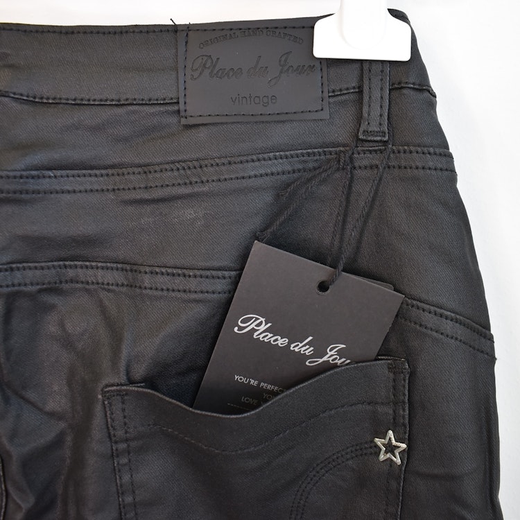 Jeans Vaxade med dekorativa knappar SVART - Place du Jour