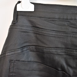 Jeans Vaxade med dekorativa knappar SVART - Place du Jour