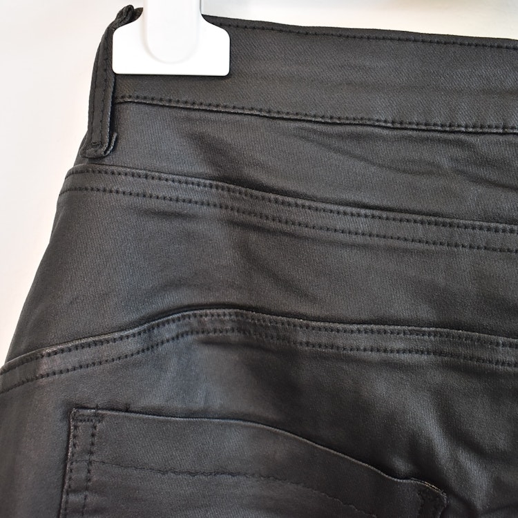 Jeans Vaxade med dekorativa knappar SVART - Place du Jour