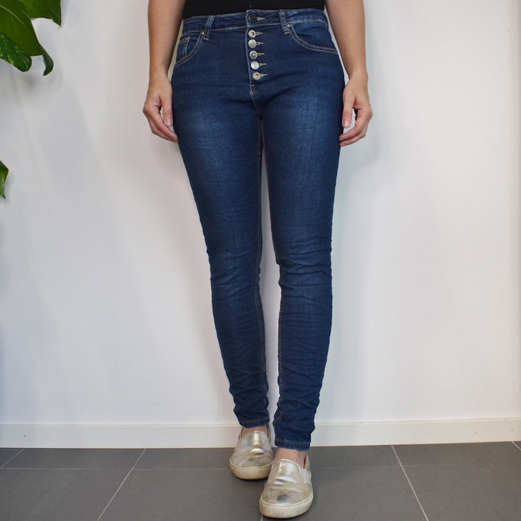 Jeans med dekorativa knappar MÖRK DENIM - Place du Jour