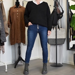 Jeans med dekorativa knappar MÖRK DENIM - Place du Jour