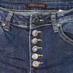 Jeans med dekorativa knappar MÖRK DENIM - Place du Jour