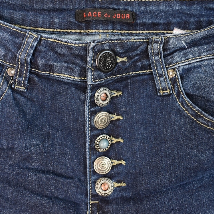 Jeans med dekorativa knappar MÖRK DENIM - Place du Jour