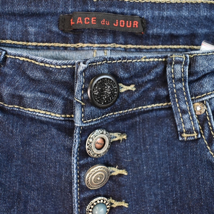 Jeans med dekorativa knappar MÖRK DENIM - Place du Jour