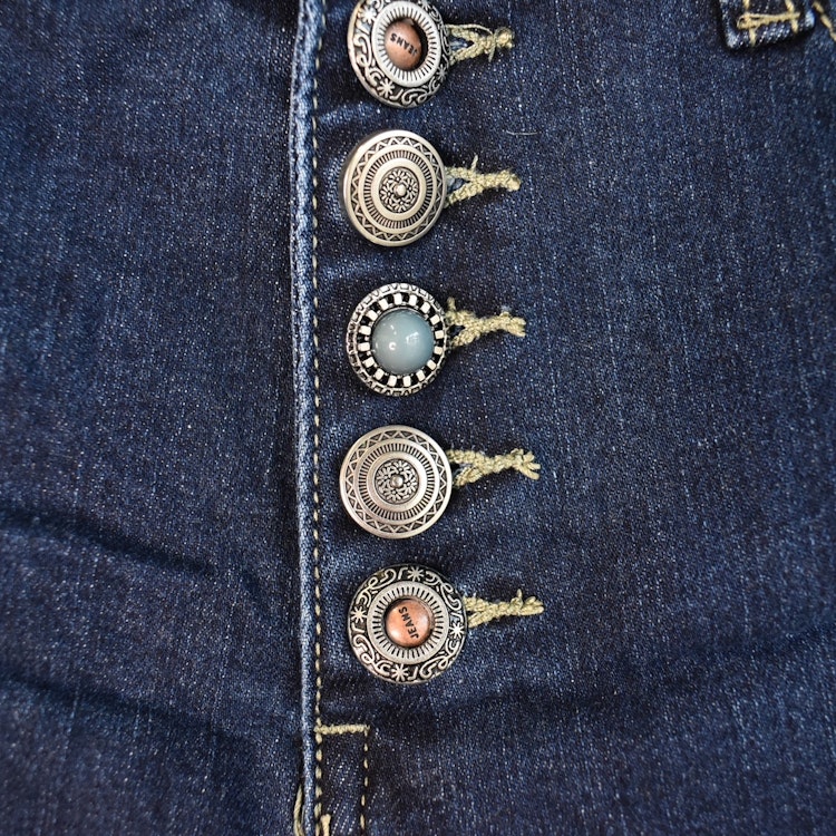 Jeans med dekorativa knappar MÖRK DENIM - Place du Jour
