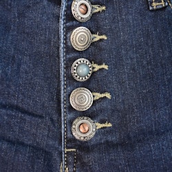Jeans med dekorativa knappar MÖRK DENIM - Place du Jour