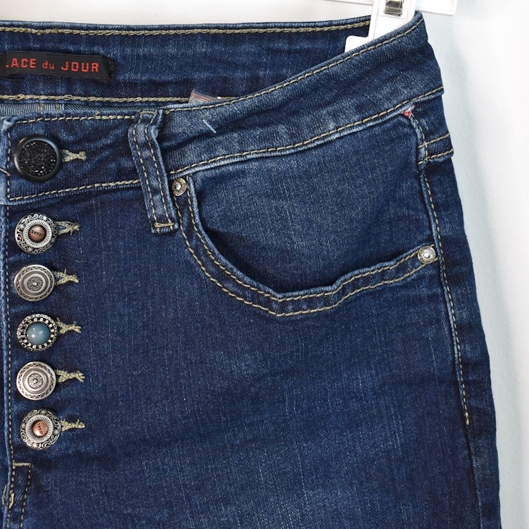 Jeans med dekorativa knappar MÖRK DENIM - Place du Jour
