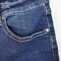 Jeans med dekorativa knappar MÖRK DENIM - Place du Jour