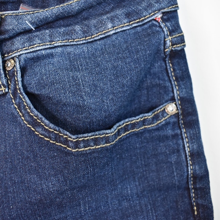 Jeans med dekorativa knappar MÖRK DENIM - Place du Jour