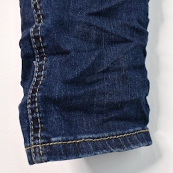 Jeans med dekorativa knappar MÖRK DENIM - Place du Jour