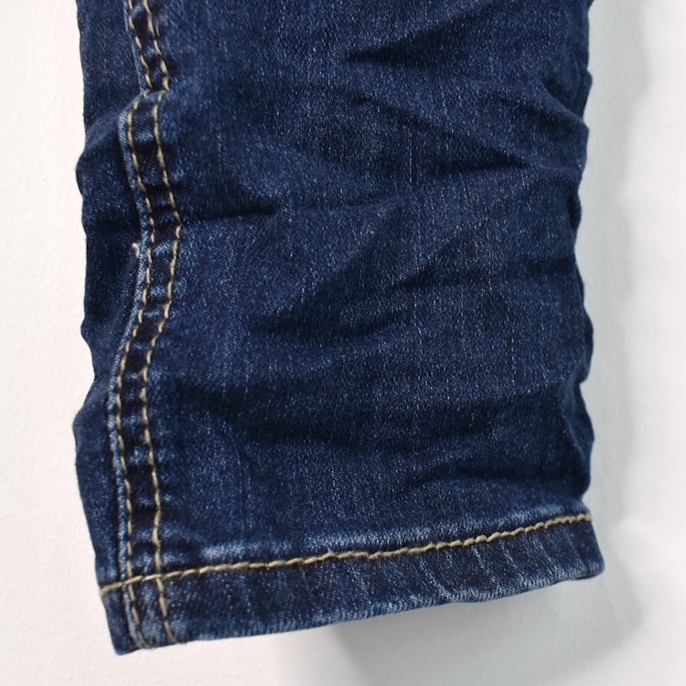 Jeans med dekorativa knappar MÖRK DENIM - Place du Jour