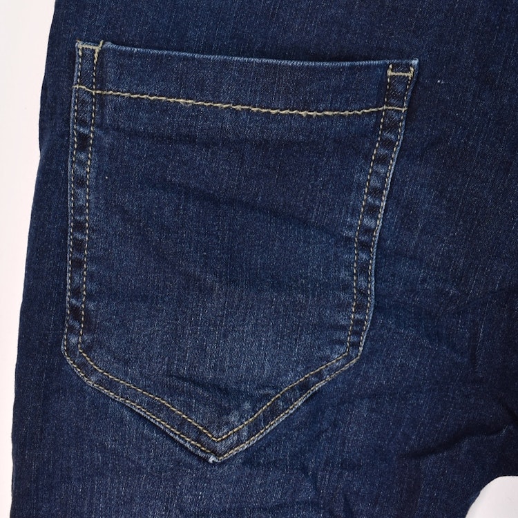 Jeans med dekorativa knappar MÖRK DENIM - Place du Jour