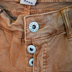 Jeans med knappar ROSTBRUN - Newplay