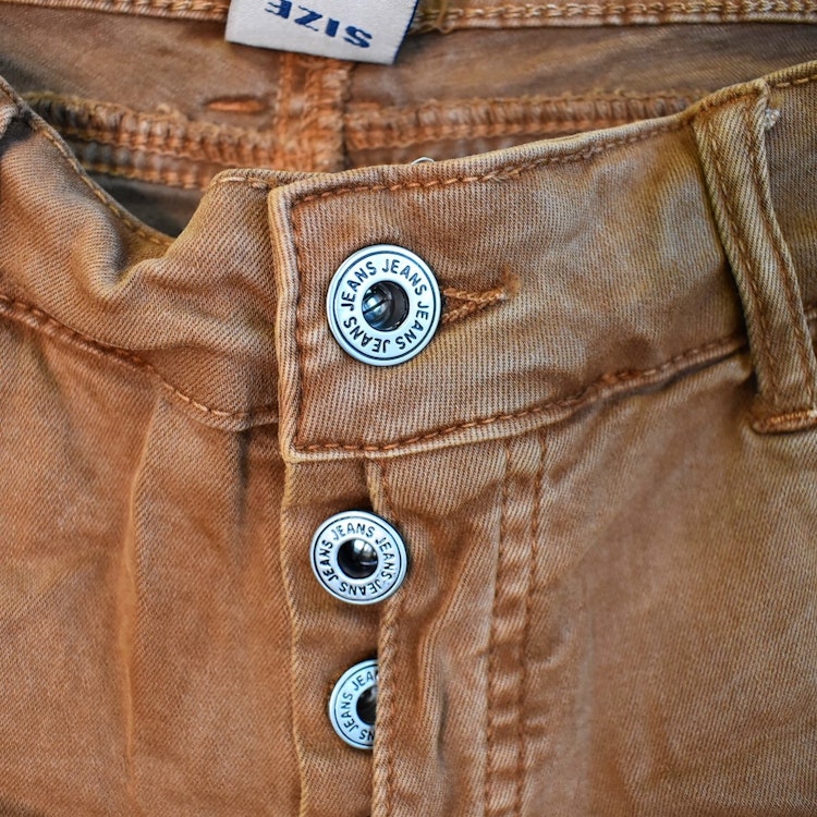 Jeans med knappar ROSTBRUN - Newplay
