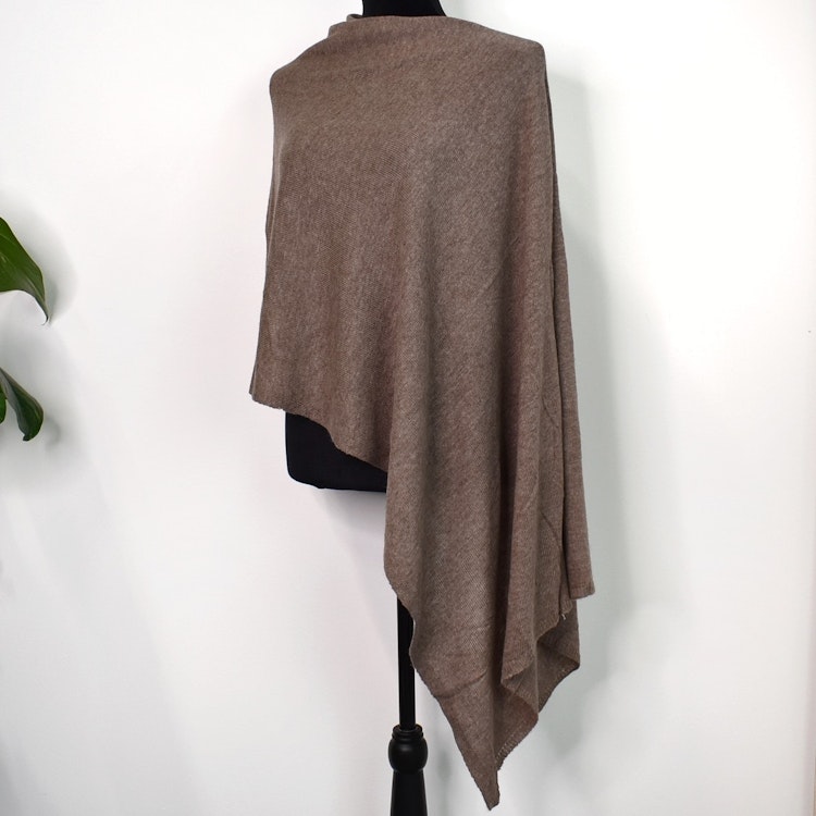 Finstickad Poncho TAUPE