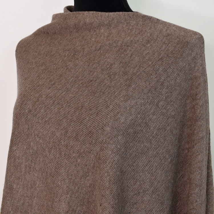 Finstickad Poncho TAUPE