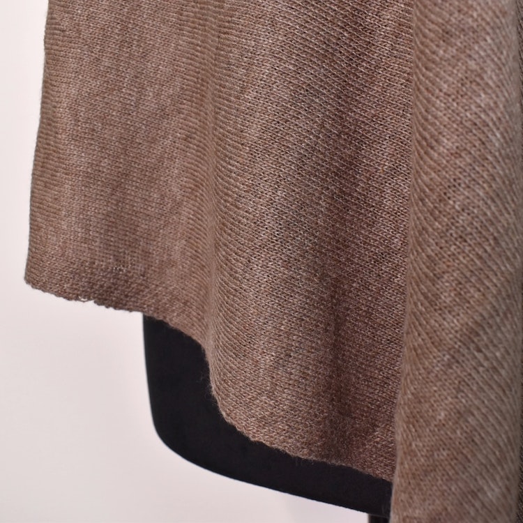 Finstickad Poncho TAUPE