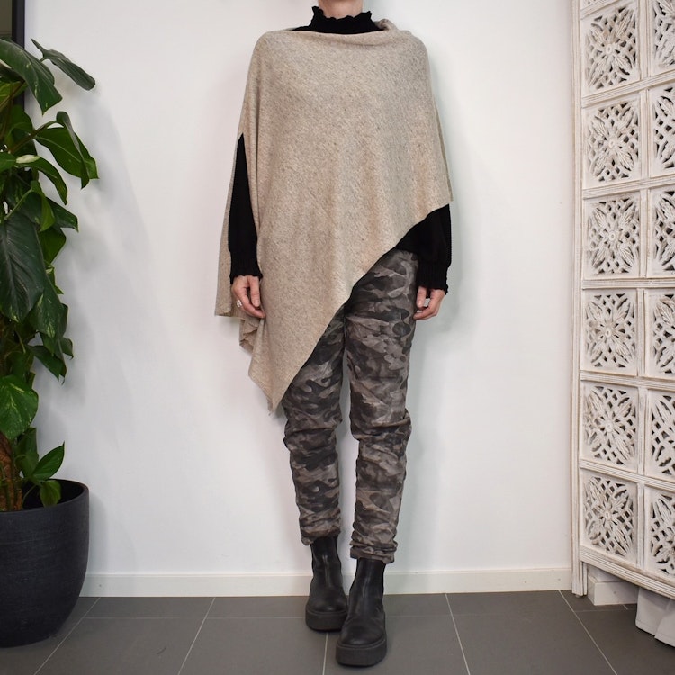 Finstickad Poncho BEIGE