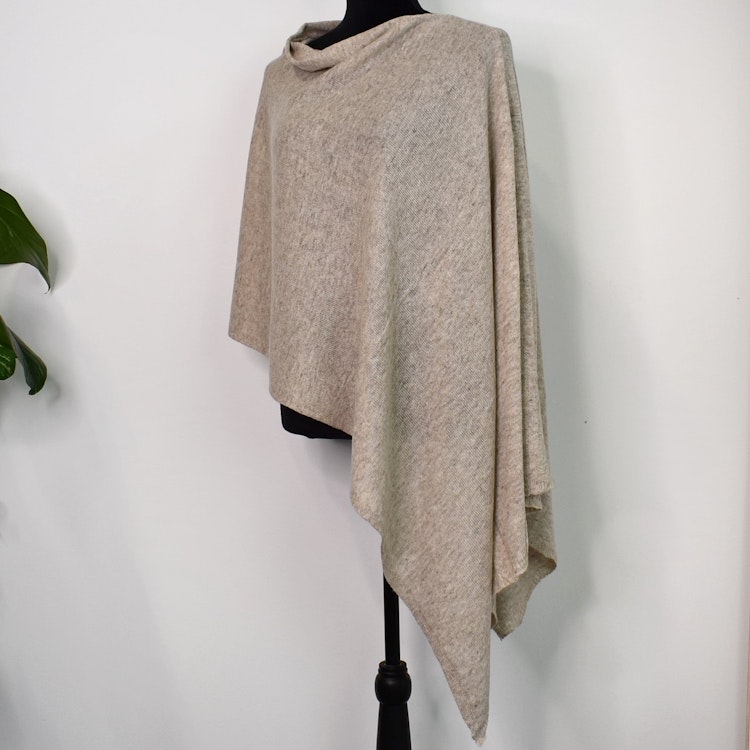 Finstickad Poncho BEIGE