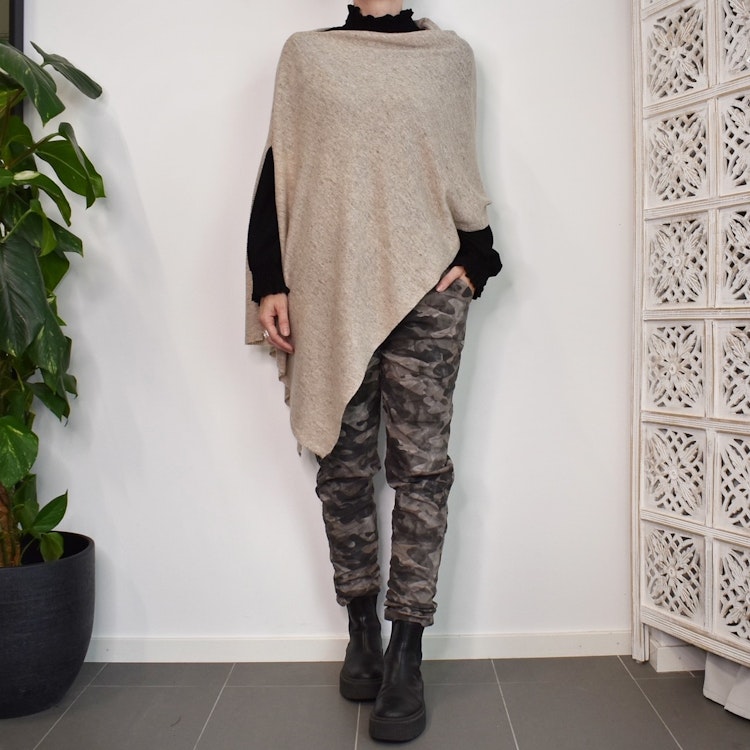 Finstickad Poncho BEIGE