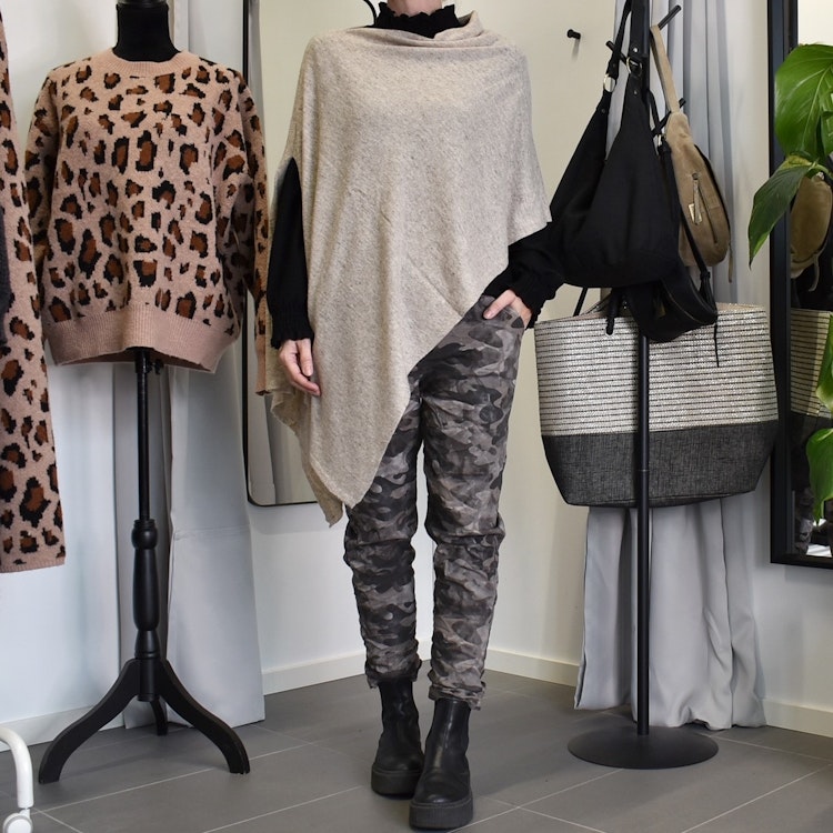 Finstickad Poncho BEIGE