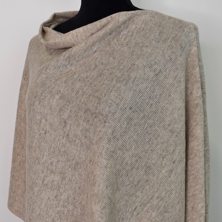 Finstickad Poncho BEIGE