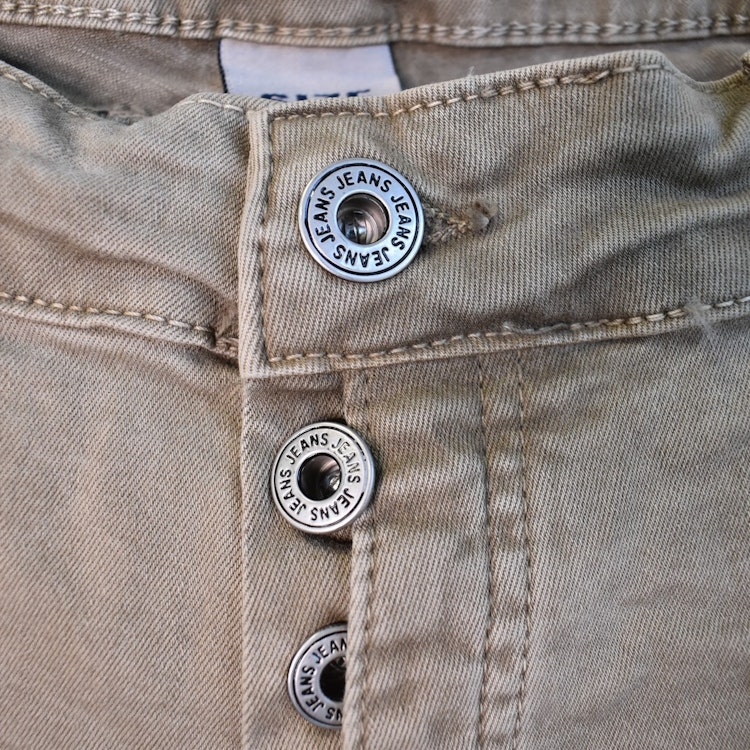 Jeans med knappar TAUPE - Newplay