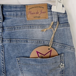 Jeans med dekorativa knappar LJUS BLÅ - Place du Jour