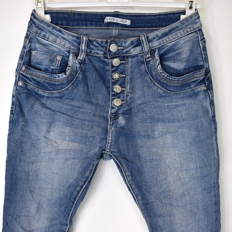 Jeans med dekorativa knappar BLÅ - Place du Jour