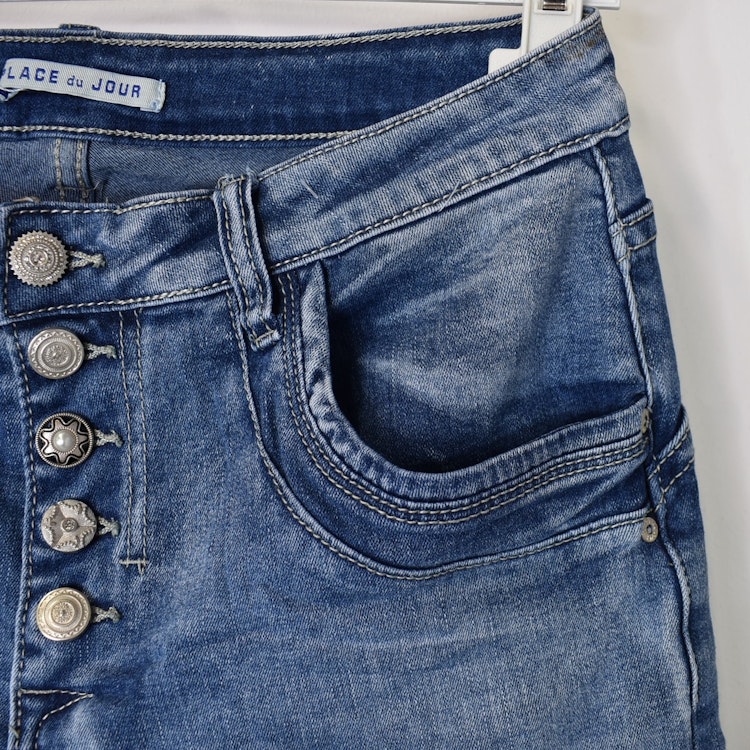 Jeans med dekorativa knappar BLÅ - Place du Jour
