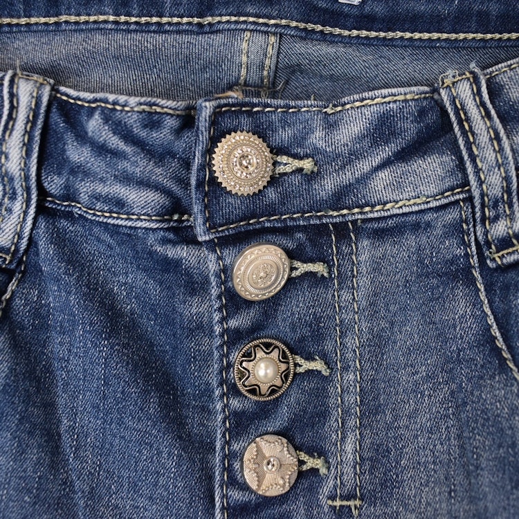 Jeans med dekorativa knappar BLÅ - Place du Jour