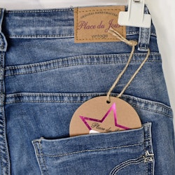 Jeans med dekorativa knappar BLÅ - Place du Jour