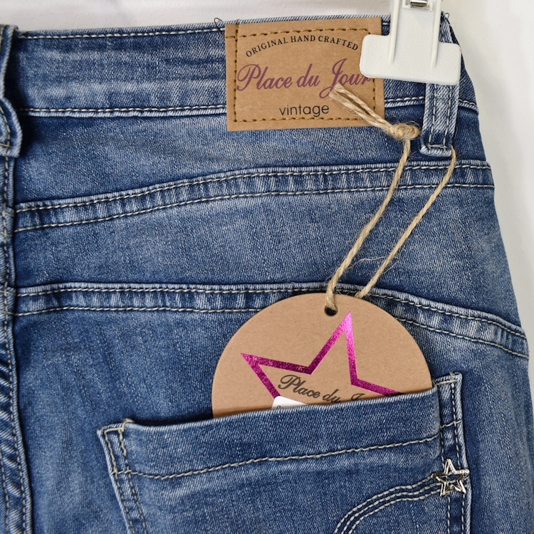 Jeans med dekorativa knappar BLÅ - Place du Jour