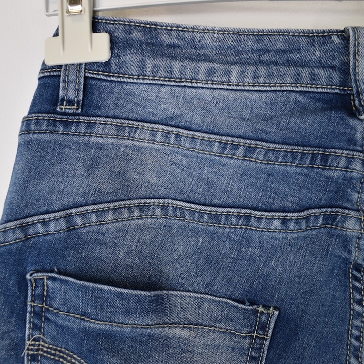 Jeans med dekorativa knappar BLÅ - Place du Jour
