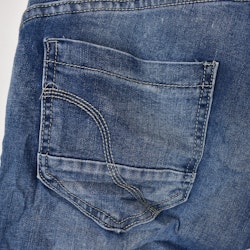 Jeans med dekorativa knappar BLÅ - Place du Jour