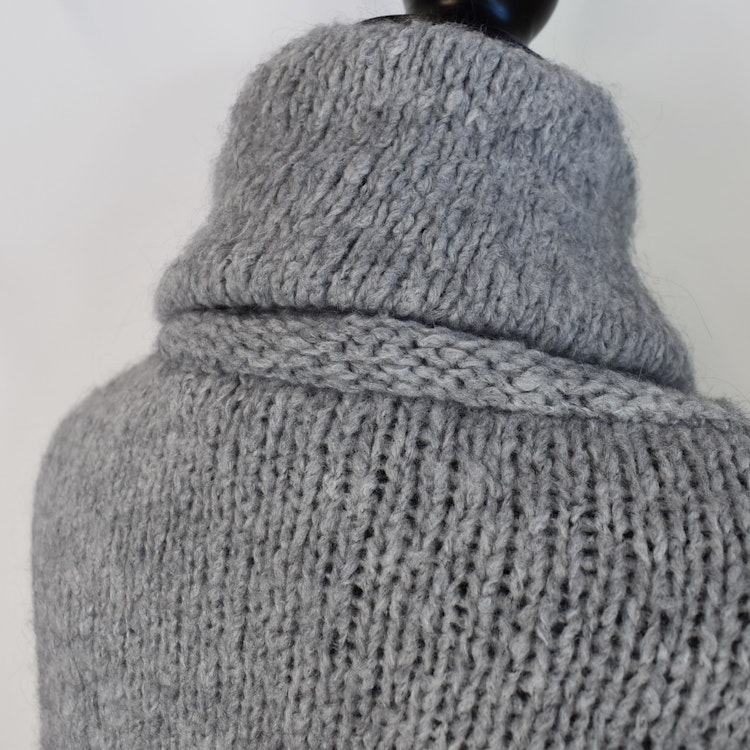 Stickad Polotröja med knappar GRÅ