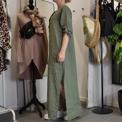 Lång linneklänning med fickor KAKI