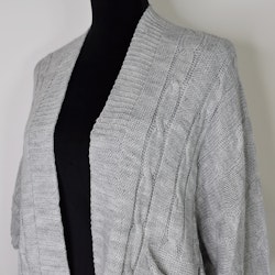 Kort Kabelstickad Cardigan LJUSGRÅ